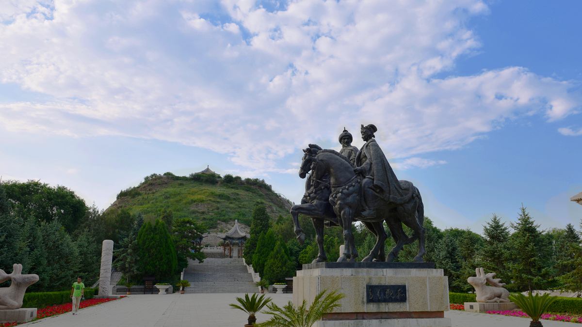 昭君墓一景王昭君出塞和亲的事迹为蒙汉两族人民世代颂扬,蒙古人民