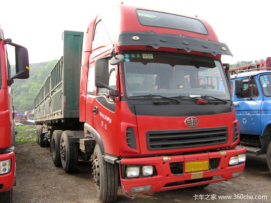 顶置卧铺的产品,小编只在停车场见过解放的几个车型,以解放j4卡车居多