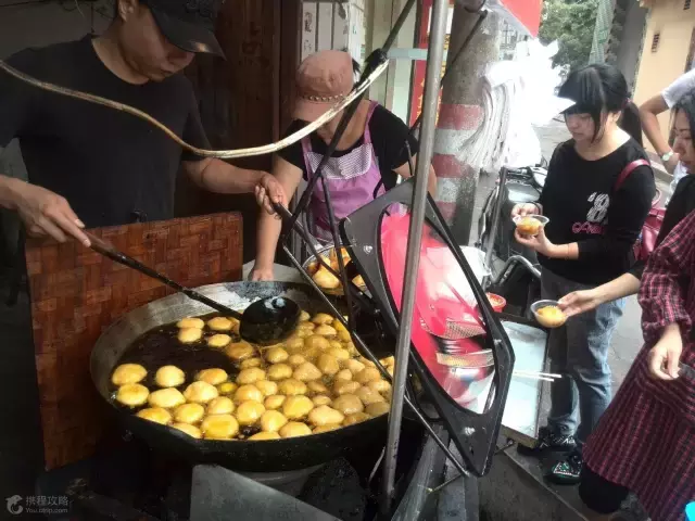 世界杯为什么怎么多人看(国足踢得那么烂，为什么每次踢球都有那么多人看？)