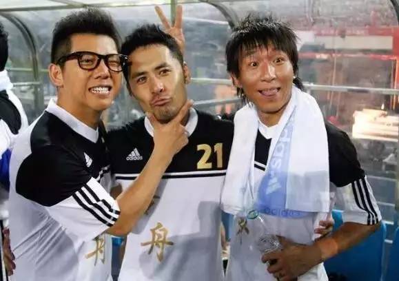 国足终于争口气，明星球迷鹿晗李易峰韩寒没事也爱“插一脚”