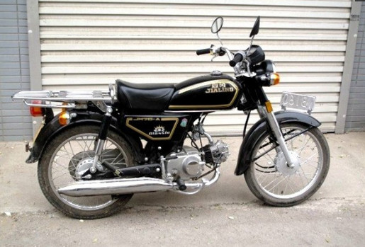 后来二轮车就进化了,变成了这种大摩托车,爸爸去镇里工地搬砖都开这个