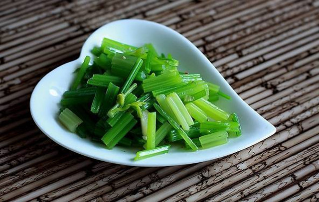 水果黄瓜热量是多少（减脂时随便吃的蔬菜和水果）