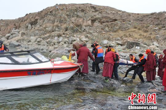 僧尼因重病被困青海湖海心山 救援队驾船破冰营救
