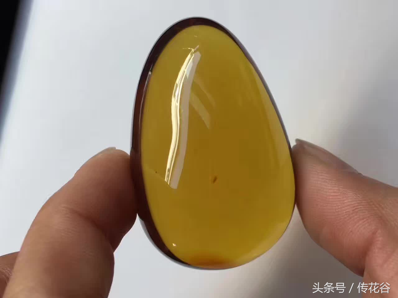 成色主要针对成品琥珀而言,就是一件琥珀的透明度和颜色,里面有没有杂