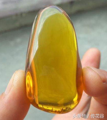 成色主要针对成品琥珀而言,就是一件琥珀的透明度和颜色,里面有没有杂