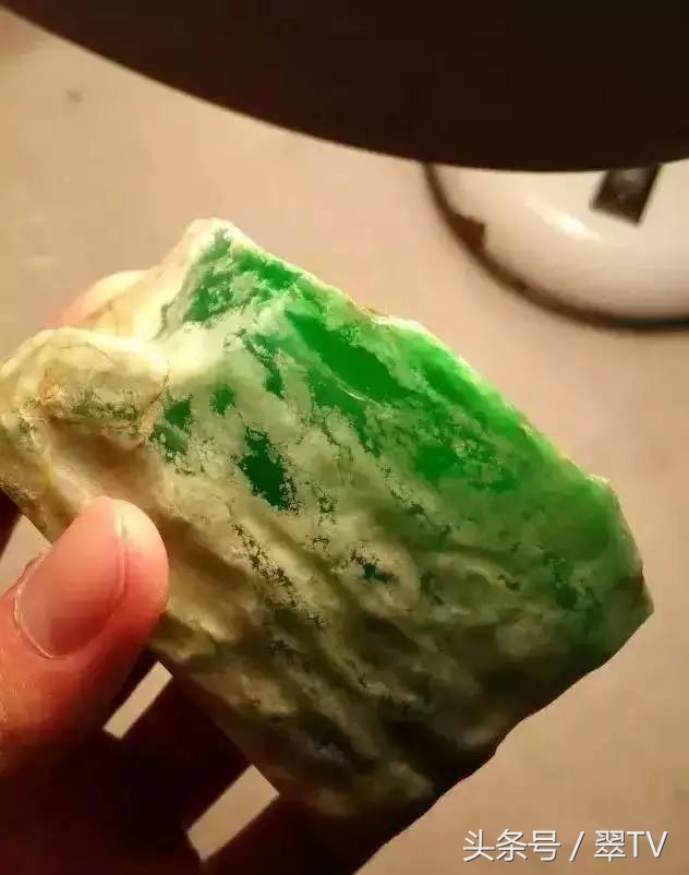 翡翠原石价格(极品帝王绿翡翠原石) - 价格百科