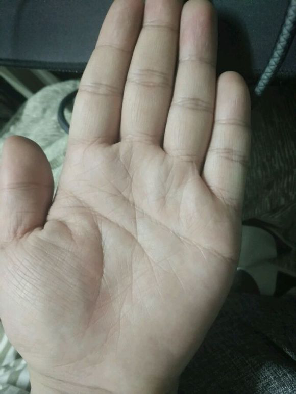 1;从手相上看 这是金型掌,根基不错能够给自己带来良好的事业运,但是