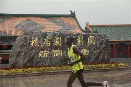 横店马拉松(明星助阵，穿越古今！25000人横店大雨中跑马拉松，太嗨了！)