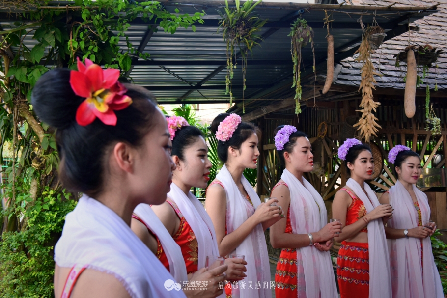 西双版纳的傣族园，天天都有泼水节