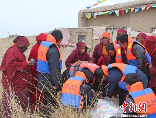 僧尼因重病被困青海湖海心山 救援队驾船破冰营救
