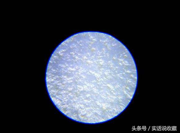 下图是60倍放大镜下的和田玉放大镜对一些眼神不太好的人来说是十分