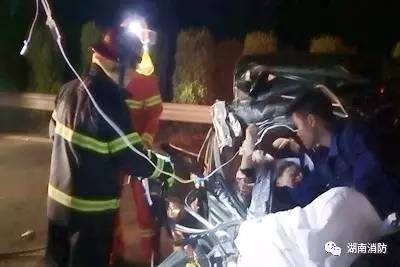 「新闻多看点」｜湖南公共频道《119在线》走进张家界消防；两车追尾人员被困 消防官兵剪断3根钢筋成功救出被困者
