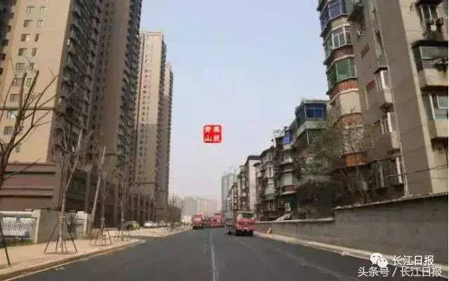 早安武汉︱辅警执法遭辱骂情绪失控，脱掉警服回击