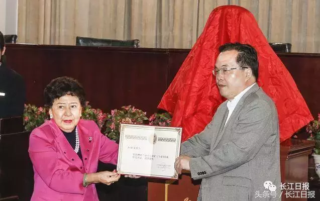 早安武汉︱辅警执法遭辱骂情绪失控，脱掉警服回击