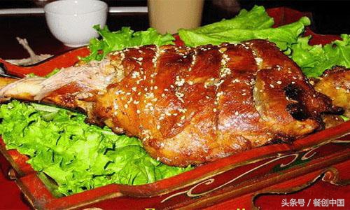 烤羊腿要想烤的好吃关键要有好的腌制方法 腌的好才能烤的好吃