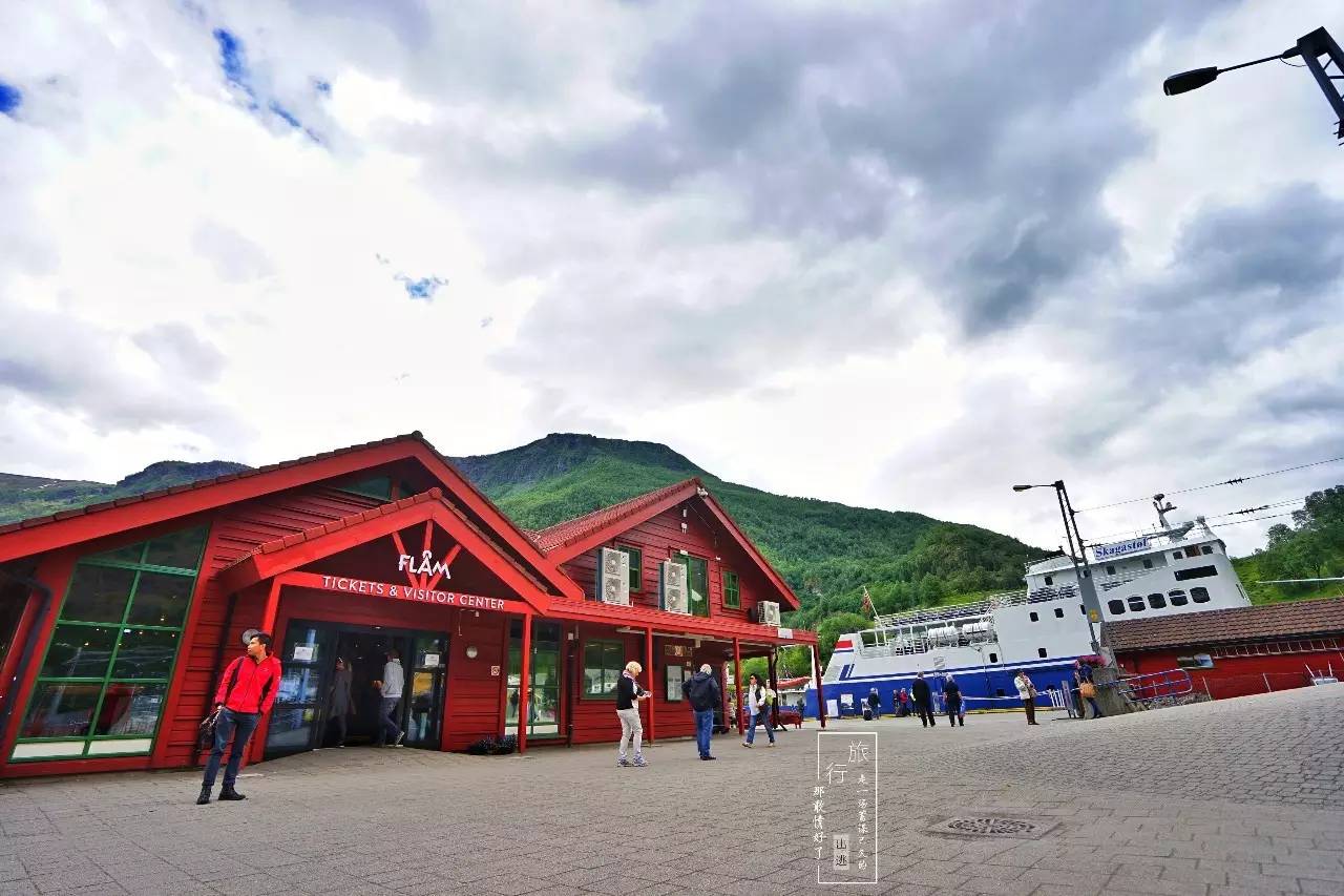 山峦、草地、小木屋，峡湾小镇，我此生见过最壮丽的风景｜挪威