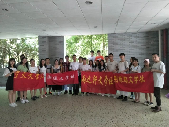 母校上头条78｜母亲节大学生手抄10米长卷 跳蚤市场高校仍热