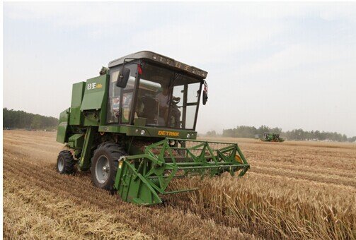 三夏豐收路上的“綠巨人”——谷王TB60(4LZ-6B)型小麥收割機