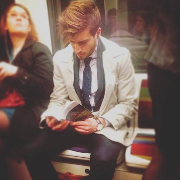 圈子｜不过是坐地铁去上个班，有必要帅成这样吗？