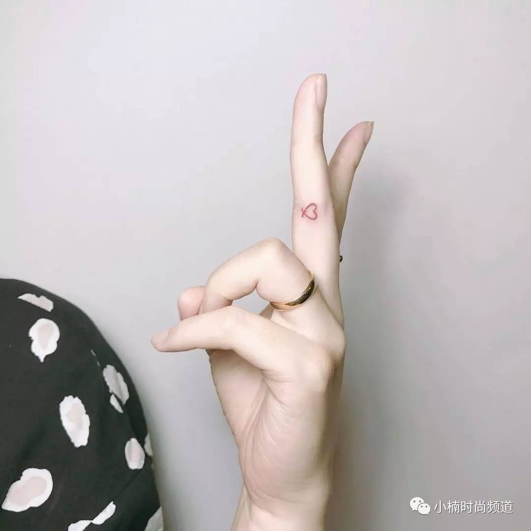 超适合偷偷刺的11款「指头刺青」！简单又有韵味！