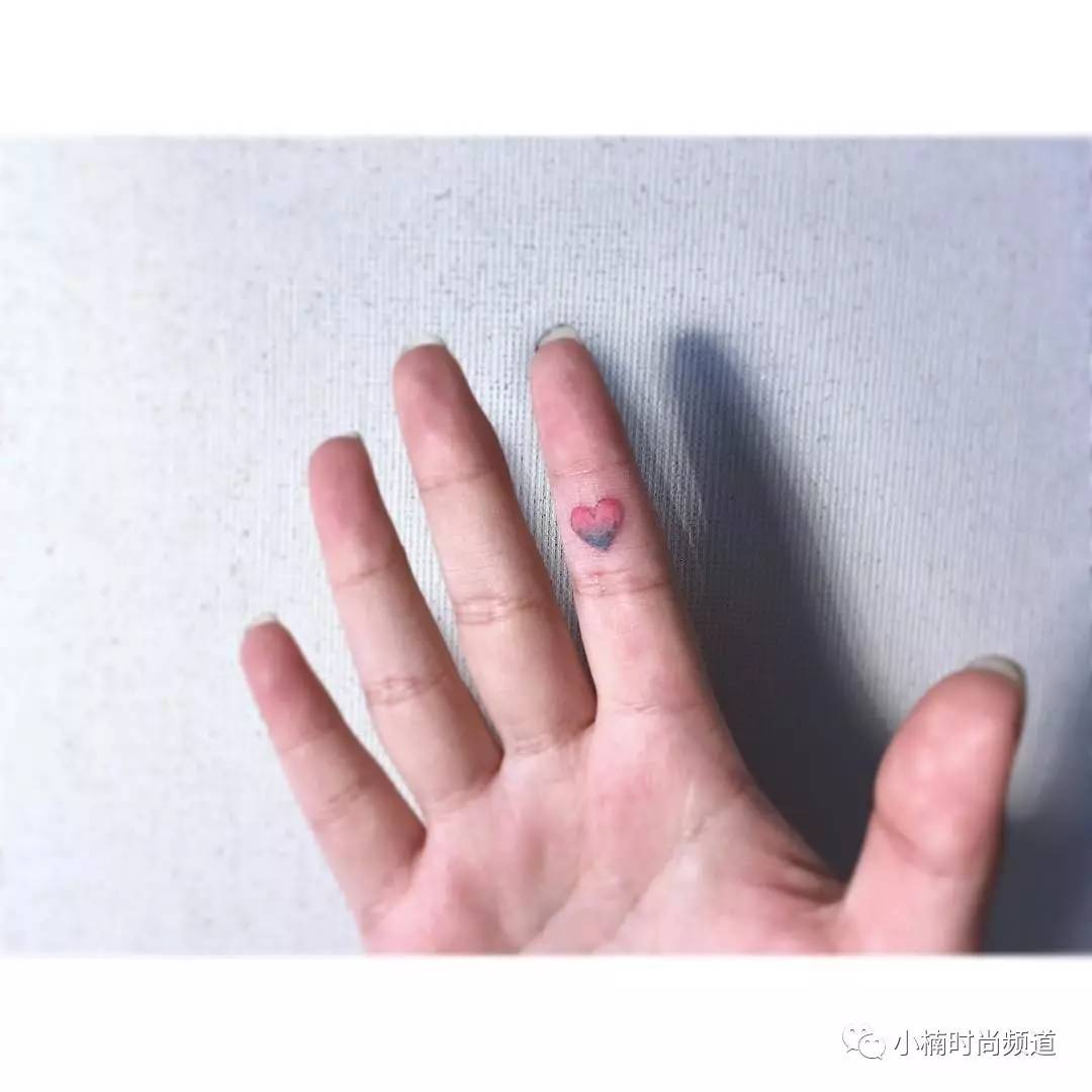 超适合偷偷刺的11款「指头刺青」！简单又有韵味！