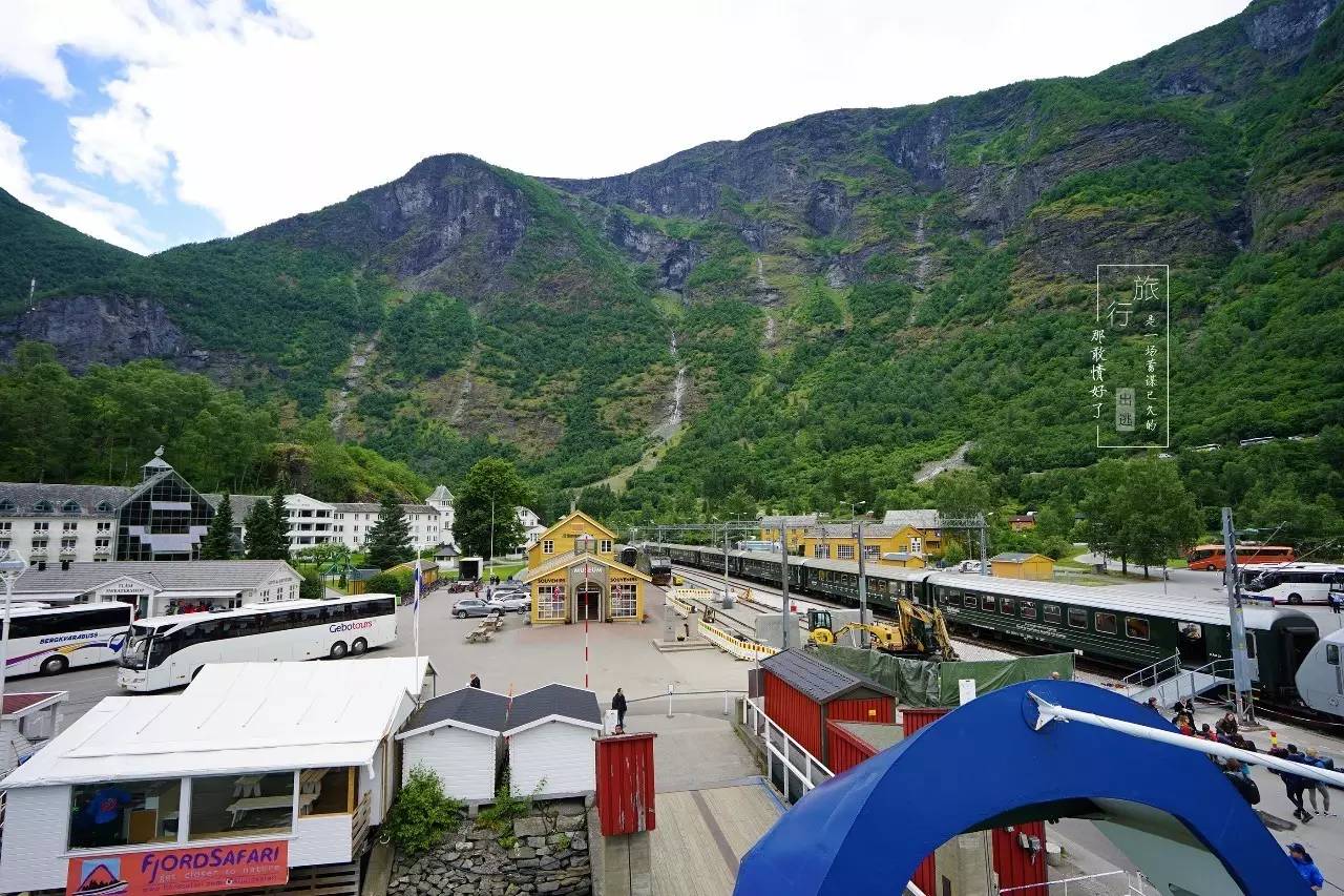 山峦、草地、小木屋，峡湾小镇，我此生见过最壮丽的风景｜挪威