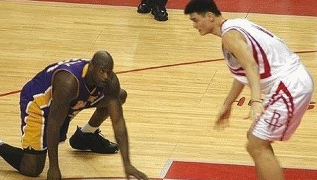 nba为什么各位球星下跪(科比乔丹詹姆斯都曾经在NBA球场下跪，原因你知道吗？)