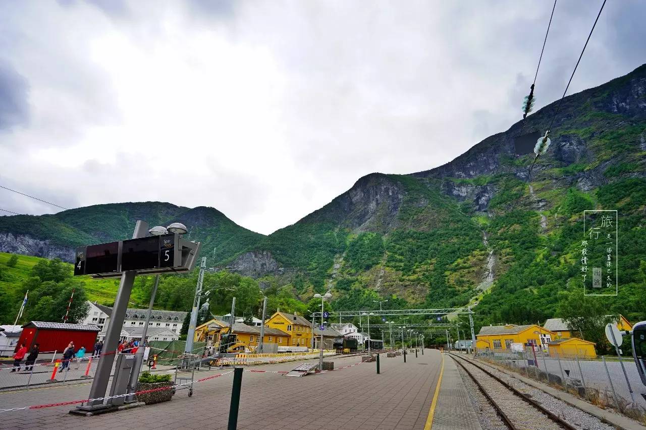 山峦、草地、小木屋，峡湾小镇，我此生见过最壮丽的风景｜挪威