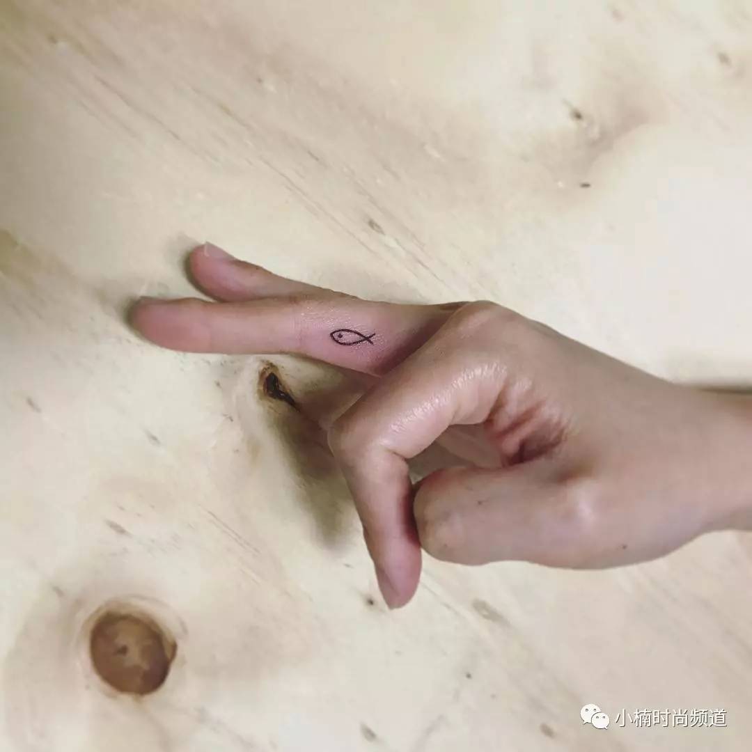 超适合偷偷刺的11款「指头刺青」！简单又有韵味！
