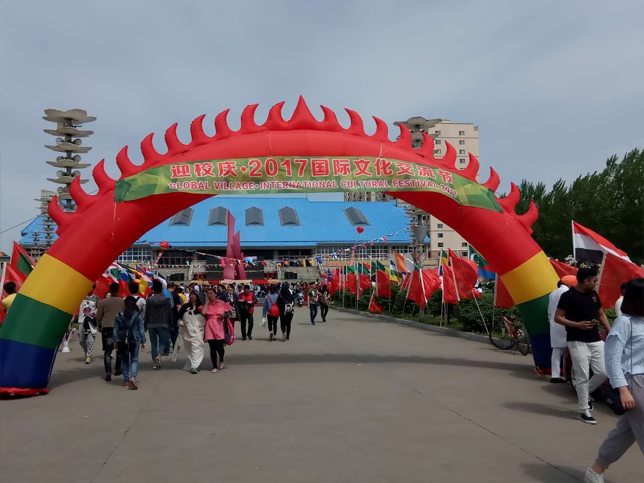 有留学生的学校就是好：办个文化节各国风情都有