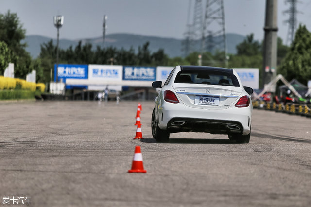 给奋斗的你一个奖励 测奔驰C200 4MATIC