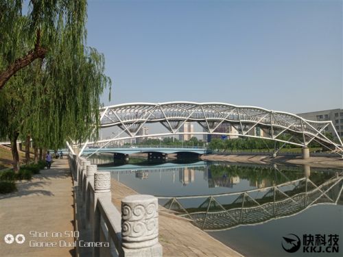 2599元！金立S10体验评测：全球首款四摄像头手机