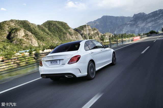 给奋斗的你一个奖励 测奔驰C200 4MATIC