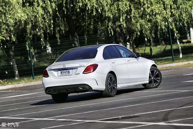 给奋斗的你一个奖励 测奔驰C200 4MATIC