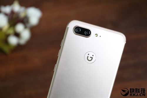 2599元！金立S10体验评测：全球首款四摄像头手机