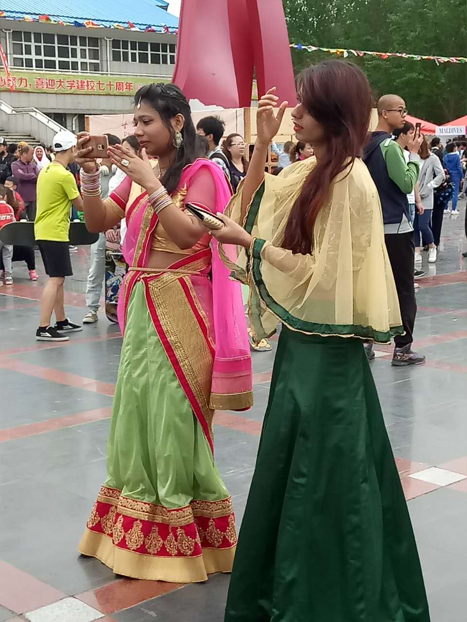 有留学生的学校就是好：办个文化节各国风情都有