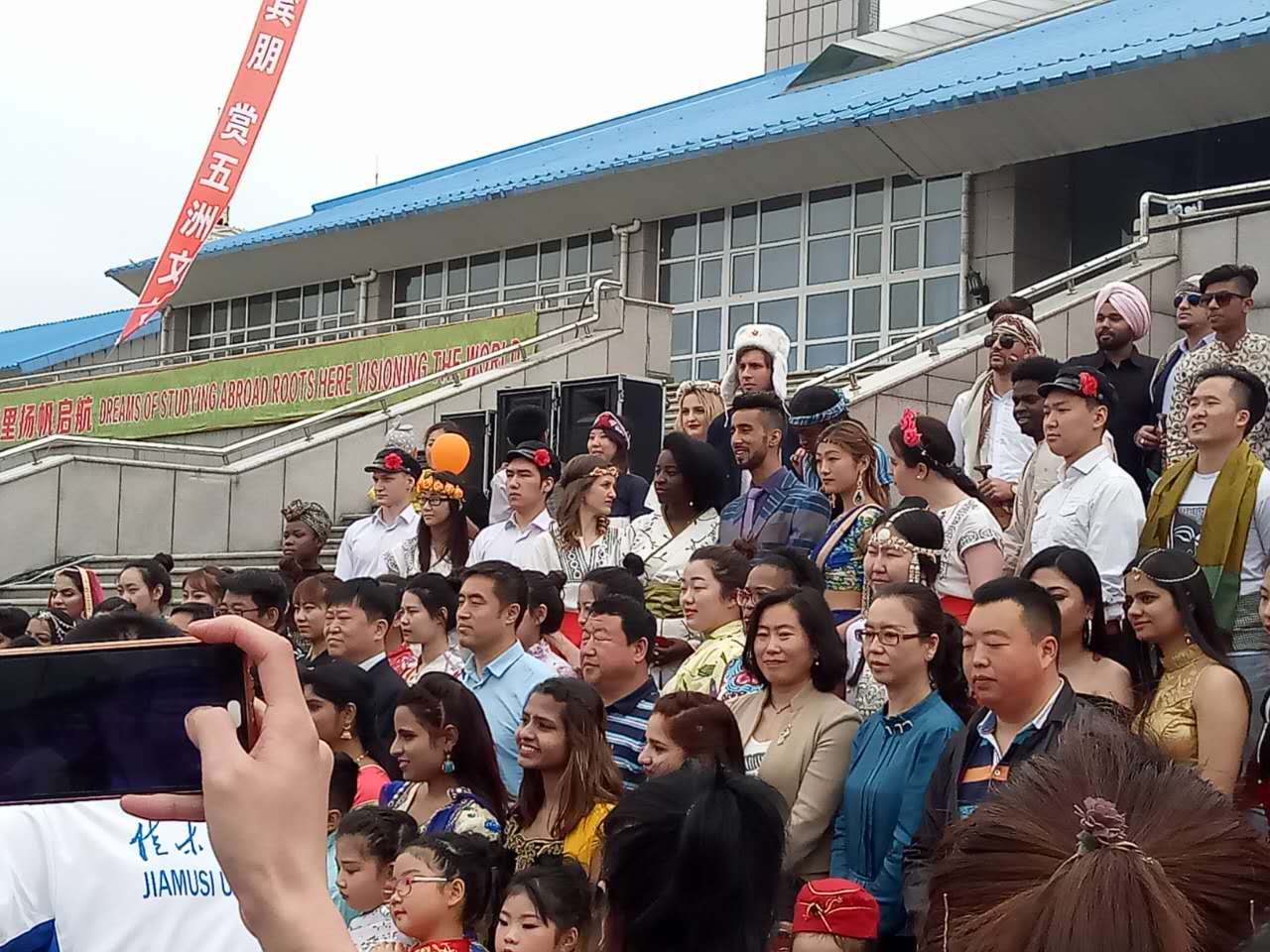 有留学生的学校就是好：办个文化节各国风情都有