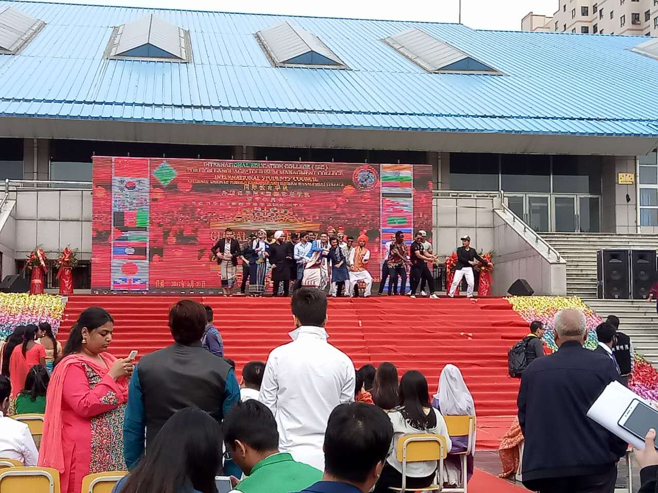 有留学生的学校就是好：办个文化节各国风情都有