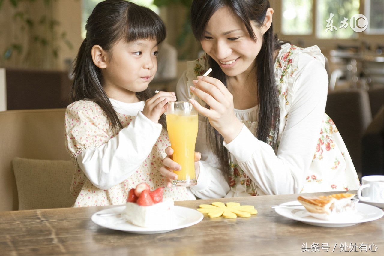 女大学生踢4岁女童，无论什么原因都是错，但女童母亲也没有做对