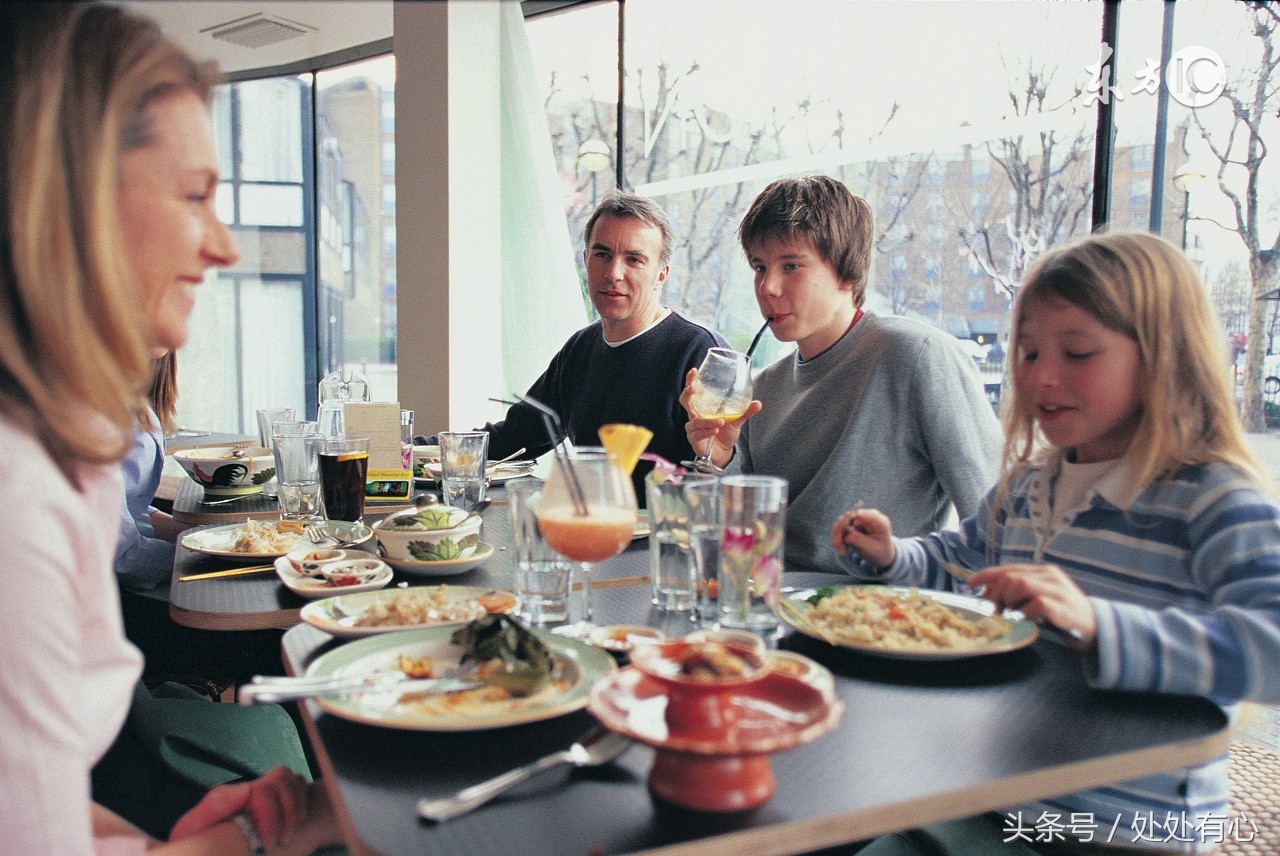 女大学生踢4岁女童，无论什么原因都是错，但女童母亲也没有做对