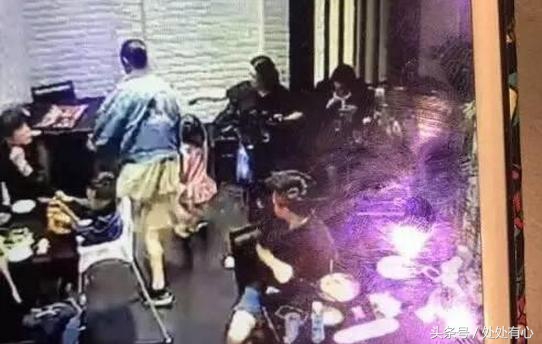 女大学生踢4岁女童，无论什么原因都是错，但女童母亲也没有做对