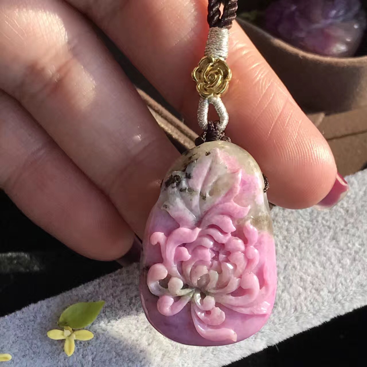 如果翡翠是皇后娘娘,那她就是贵妃娘娘(独龙玉与翡翠的区别) 第19张