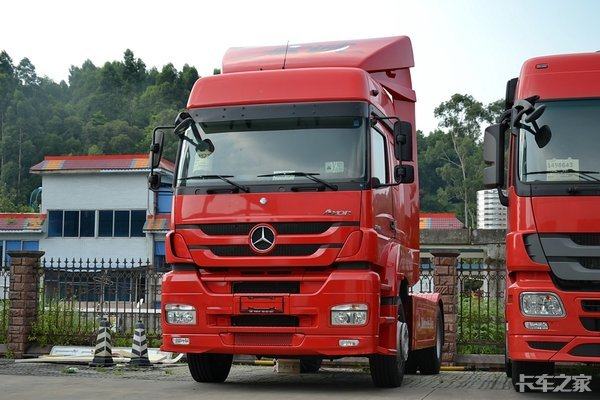 這里有17臺奔馳卡車，數一數你認識幾臺