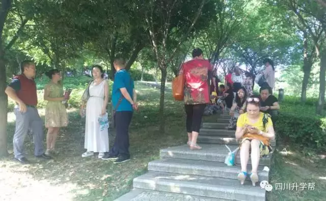 2017年成都高考现场直击，十年寒窗战今朝！