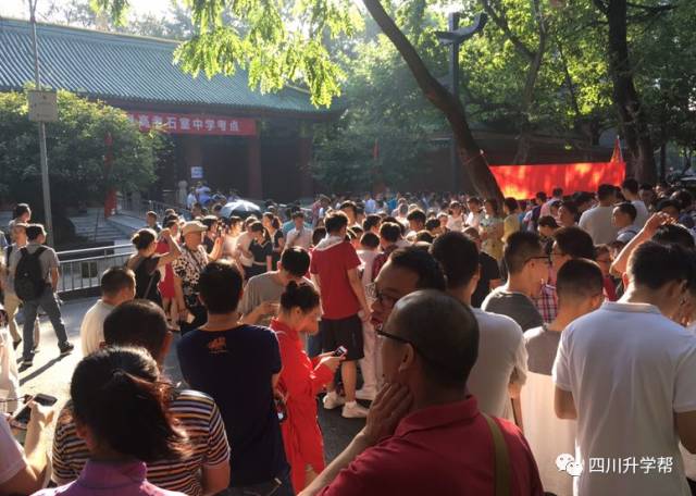 2017年成都高考现场直击，十年寒窗战今朝！