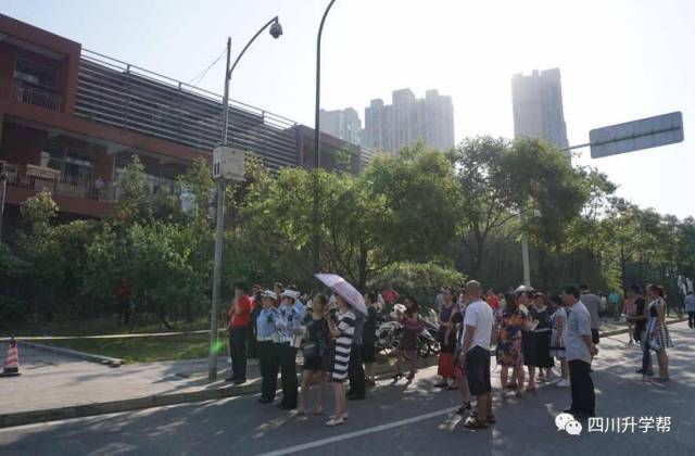 2017年成都高考现场直击，十年寒窗战今朝！