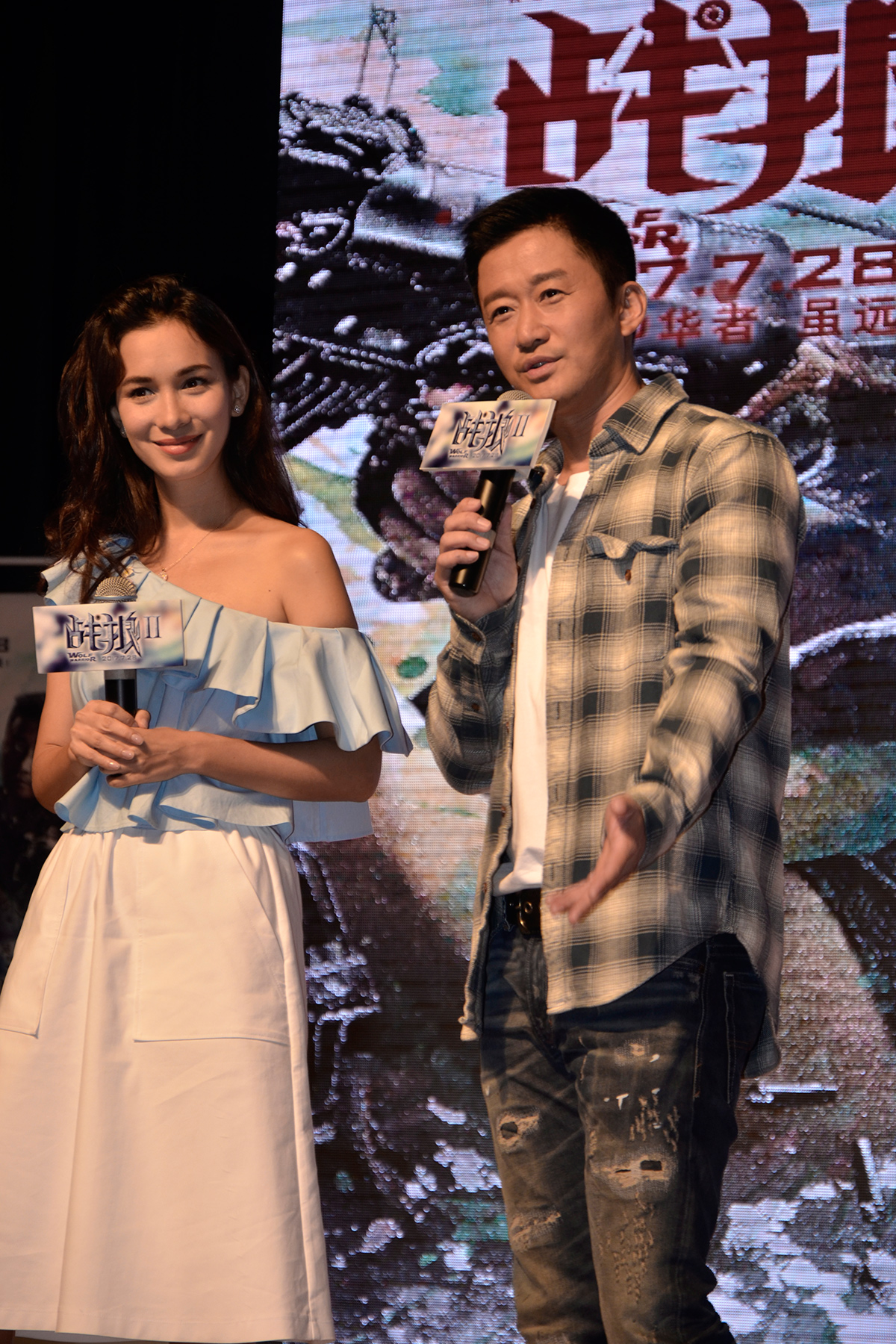 昨日,《战狼2》的导演吴京和主演卢靖姗来到哈尔滨工业大学,得知消息