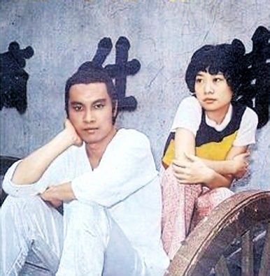 姐妹一同出道，妹妹是第一代黄蓉19岁就获影后，姐姐现痴心向佛