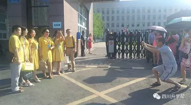 2017年成都高考现场直击，十年寒窗战今朝！