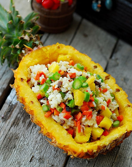 高考作文：我和外国友人骑着共享单车，去品尝中华美食！